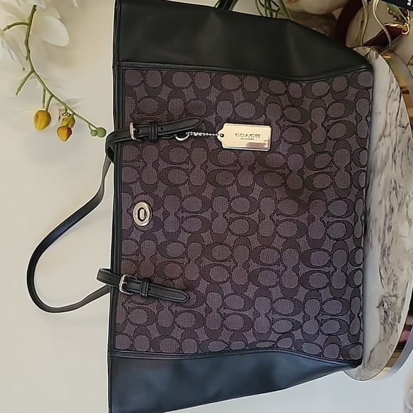 Coach Handbags - EUC Turnlock Tote In Signature Jacquard